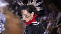 Bella Hadid, Paris'teki Thom Browne İlkbahar/Yaz 2023 koleksiyonu için sahnede, 3 Ekim 2022