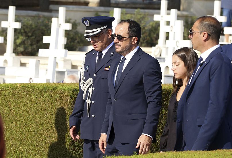 Nicos Christodoulides en el servicio del memorial de los soldados caídos en 1974