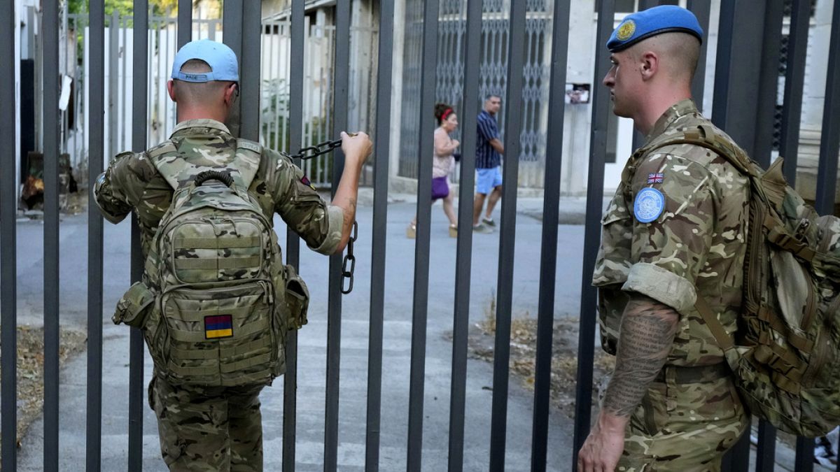 La zone tampon gardée par les Casques bleus de l'ONU, symbole de la division de Chypre 50 ans après l'invasion turque.