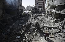 Des Palestiniens regardent les conséquences du bombardement israélien dans le camp de réfugiés de Nuseirat, dans la bande de Gaza, le 8 juin 2024.