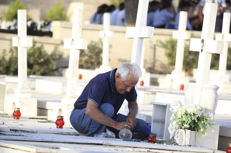 أحد أقارب جندي قُتل في الغزو التركي لقبرص عام 1974 خلال الذكرى الخمسين في العاصمة المقسمة نيقوسيا، قبرص، السبت 20 يوليو 2024. 