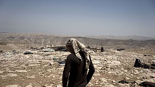 راع فلسطيني شاب يقف على أنقاض قرية البقعة البدوية في الضفة الغربية أين فرّ السكان بعد أن إنشاء مستوطنة  (9 أغسطس 2023)