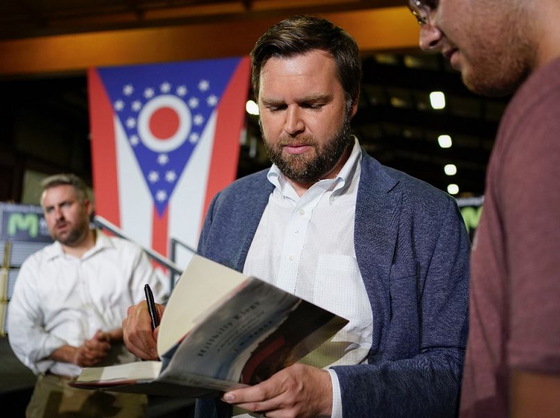 JD Vance a könyvét dedikálta, amikor 2021-ben Ohio képviseletében elindult a szenátori jelölésért