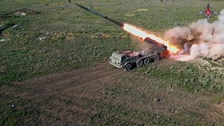 قاذفة صواريخ متعددة ذاتية الحركة روسية من طراز أوراغان (هوريكان) تطلق النار باتجاه موقع أوكراني في مكان غير معلن في أوكرانيا