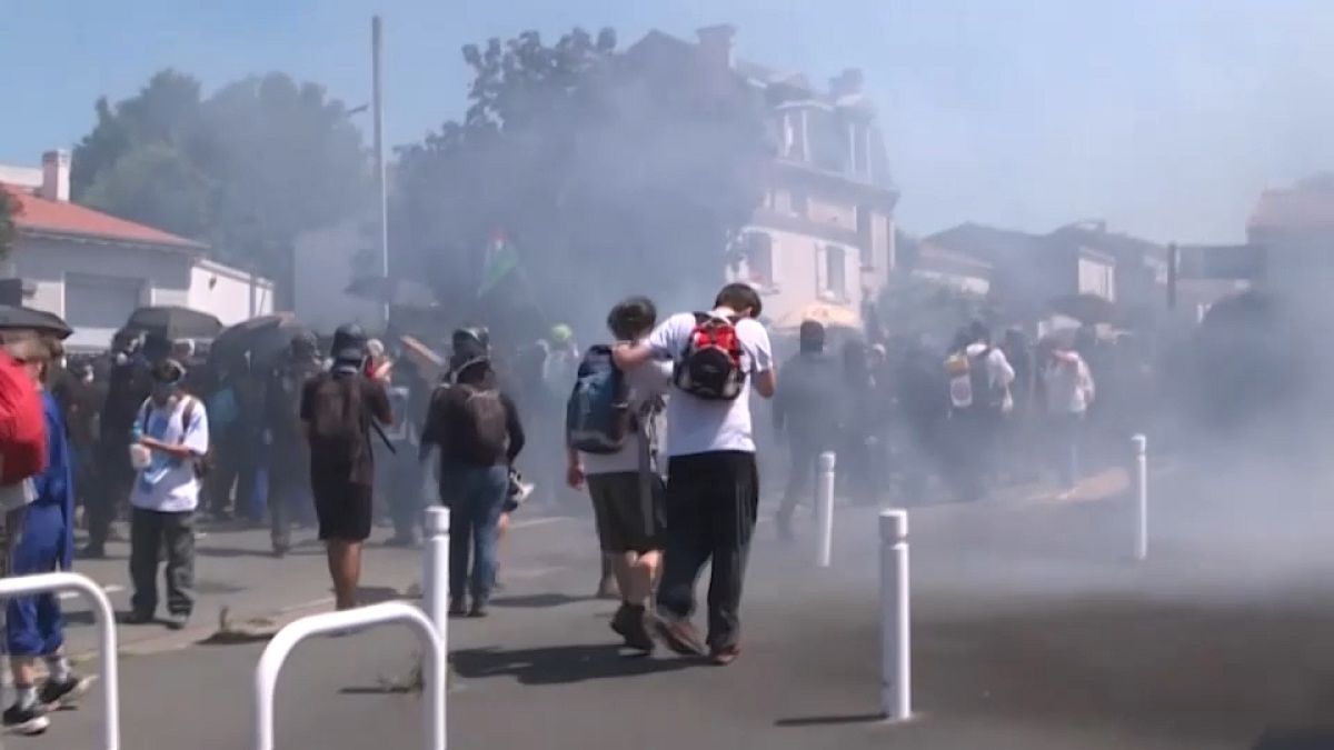 Police clash with protesters in La Rochelle