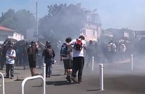 Fransız polisi göstericileri dağıtmak için göz yaşartıcı gaz ve tazyikli su kullandı.