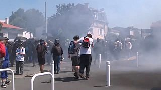 Fransız polisi göstericileri dağıtmak için göz yaşartıcı gaz ve tazyikli su kullandı.