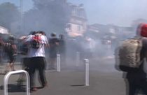 اشتباكات بين الشرطة والمتظاهرين أثناء المظاهرات التي شهدتها مدينة لاروشيل الساحلية في غرب فرنسا ضد خطط بناء خزانات مياه اصطناعية