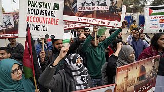 مواطنون باكستانيون يحملون لافتات خلال احتجاج ضد الغارات الجوية الإسرائيلية ولإظهار التضامن مع الشعب الفلسطيني في غزة، في لاهور، باكستان، السبت، 3 فبراير، 2024.