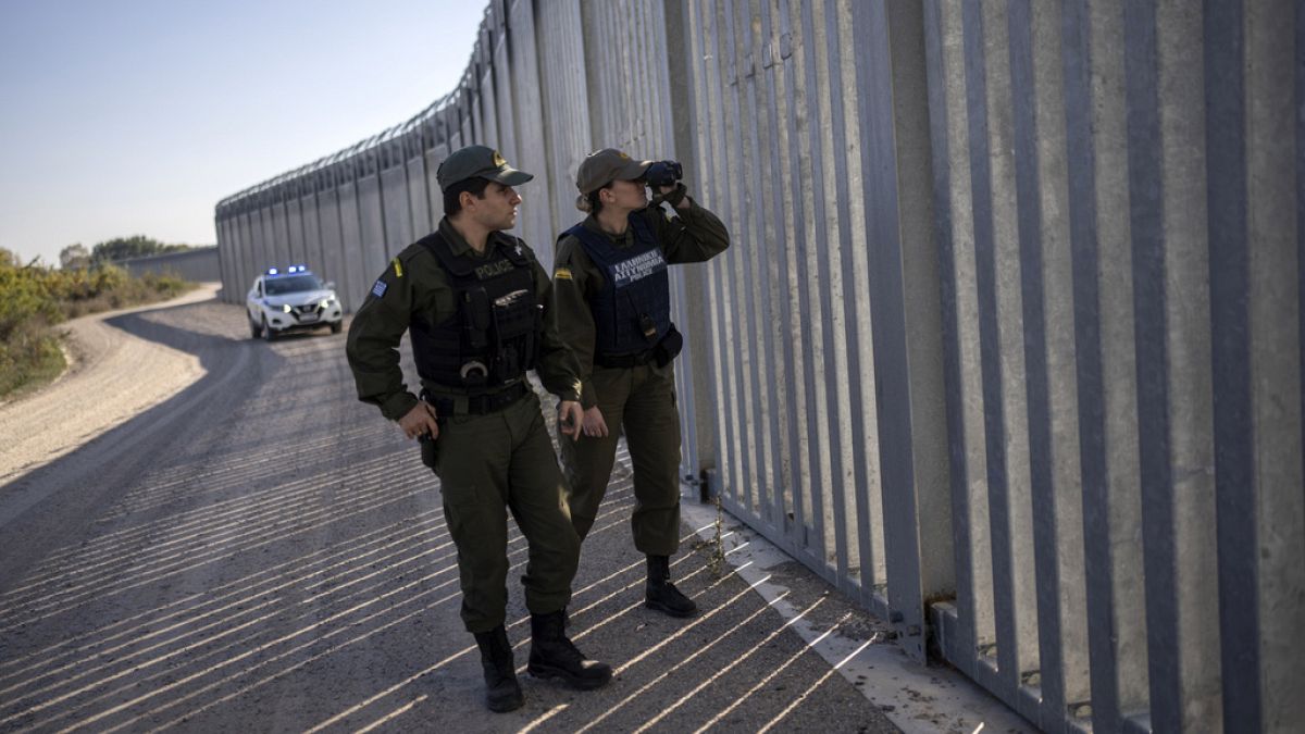 Έλληνες συνοριοφύλακες στο φράχτη του Έβρου