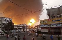 Fumo e chamas erguem-se de um local em Hodeidah após um ataque israelita, 20 de julho de 2024