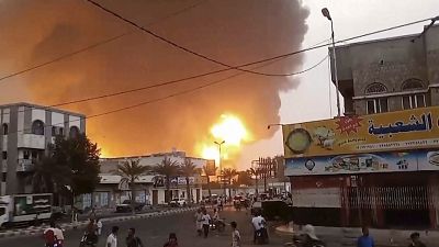 Fumo e chamas erguem-se de um local em Hodeidah após um ataque israelita, 20 de julho de 2024