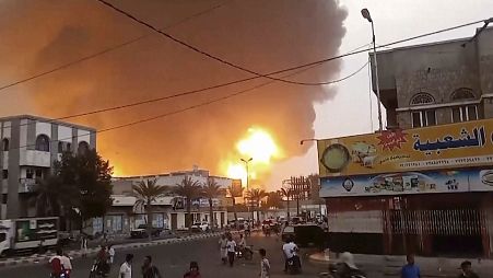 De la fumée et des flammes s'élèvent d'un site à Hodeidah après une frappe israélienne, 20 juillet 2024