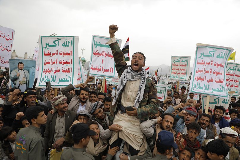 Des militants houthis manifestent contre les Etats-Unis et Israël, le 19 juillet 2024.