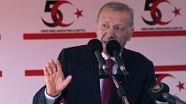 El presidente turco Recep Tayyip Erdogan habla durante un desfile militar, en la zona ocupada por Turquía de la dividida capital Nicosia, Chipre, sábado 20 de julio de 2024.