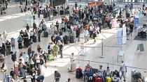Utazók várakoznak az 1-es terminálon az utasfelvételre a hamburgi repülőtéren, 2024. július 19.