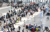 Viaggiatori in attesa al Terminal 1 per il check-in all'aeroporto di Amburgo, 19 luglio 2024