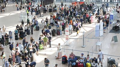 Des voyageurs attendent l'enregistrement dans le terminal 1 de l'aéroport de Hambourg, le 19 juillet 2024.