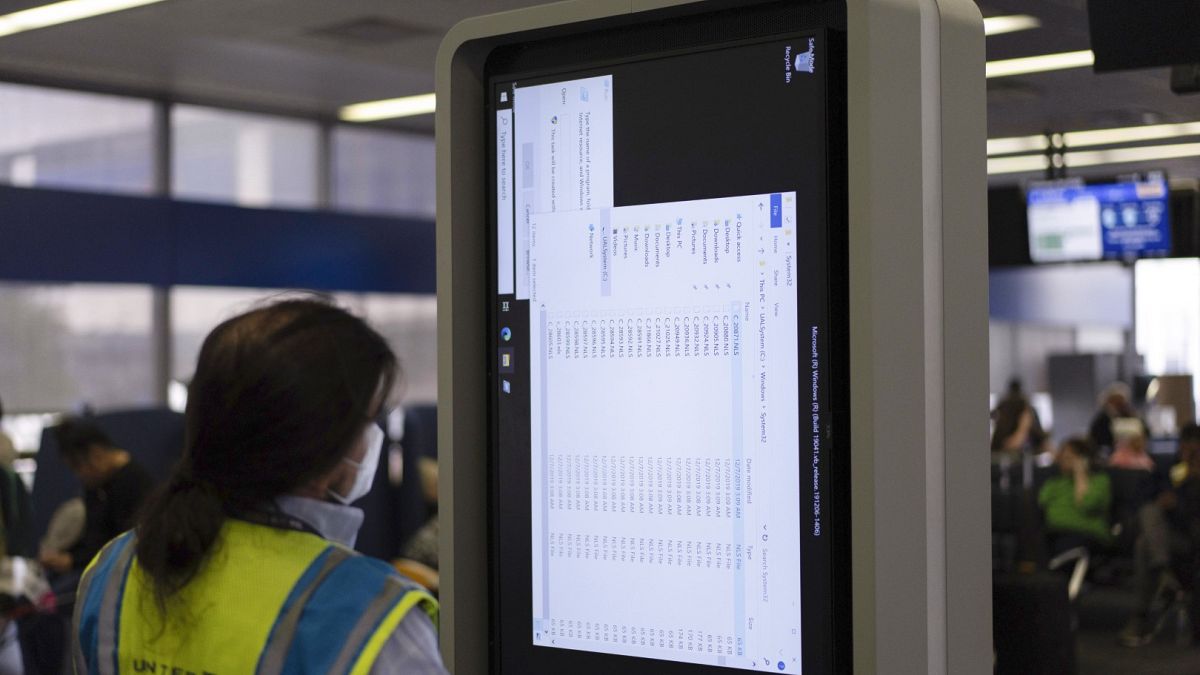 Viajeros esperan en la Terminal 1 para facturar en el aeropuerto de Hamburgo, 19 de julio de 2024.