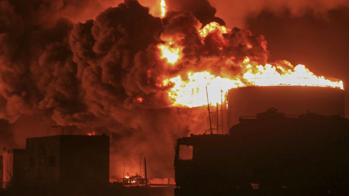 Tanques de petróleo ardem no porto de Hodeidah, no Iémen, sábado, 20 de julho de 2024. 