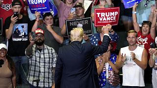 Donald Trump, Michigan'da hayranlarını selamlıyor, 20 Temmuz 2024