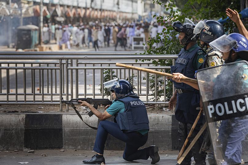 Polis, uzun namlulu silahı ile protestocuları hedef alıyor