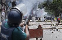 الشرطة تطلق قنابل الغاز المسيل للدموع لتفريق الطلاب المحتجين على نظام الحصص في الخدمة العامة في دكا، بنغلاديش (19 يوليو 2024) 