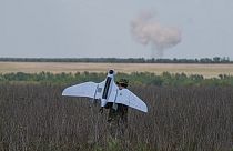 Ukraynalı bir asker Donetsk bölgesindeki Rus hava saldırılarının ardından Furia model drone taşıyor, 30 Haziran 2024