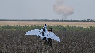 Ukraynalı bir asker Donetsk bölgesindeki Rus hava saldırılarının ardından Furia model drone taşıyor, 30 Haziran 2024