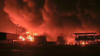 اشتعال النيران في ميناء الحديدة في اليمن بعد استهدافه من جانب إسرائيل 