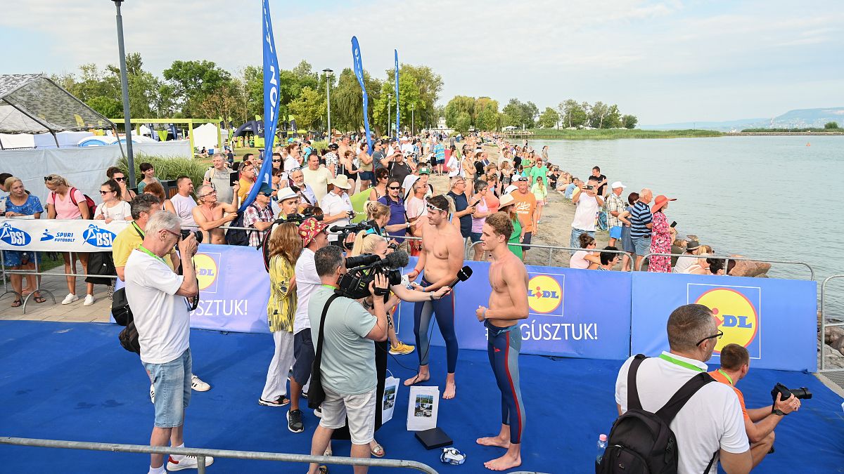 A holtversenyben győztes Barabás Imre és Hartmann Máté a 42. Lidl Balaton-átúszás balatonboglári céljában 2024. július 21-én