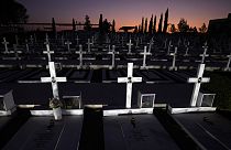 Sepulturas de soldados gregos e cipriotas gregos mortos em 1974, durante a invasão turca, no cemitério militar  de Nicósia, Chipre, sexta-feira, 19 de julho 2024 de