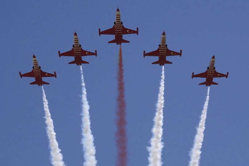 Aeronaves acrobáticas da Turquia sobrevoam a parada militar, na área ocupada pela Turquia da capital dividida Nicósia, Chipre, sábado, 20 de julho de 2024. 