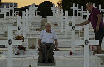 Loucas Alexandrou, 94, und sein Sohn Vassos, 61, am Grab ihres Verwandten Christakis Alexandrou, der am 22. Juli 1974 bei der türkischen Invasion starb, in Nikosia.