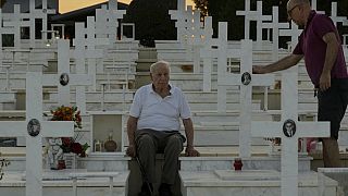 Loucas Alexandrou, 94, und sein Sohn Vassos, 61, am Grab ihres Verwandten Christakis Alexandrou, der am 22. Juli 1974 bei der türkischen Invasion starb, in Nikosia.