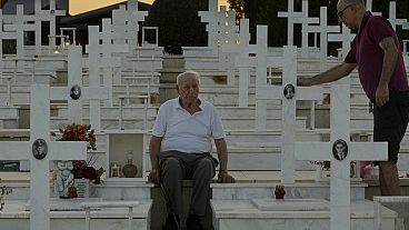 Loucas Alexandrou, 94, und sein Sohn Vassos, 61, am Grab ihres Verwandten Christakis Alexandrou, der am 22. Juli 1974 bei der türkischen Invasion starb, in Nikosia.