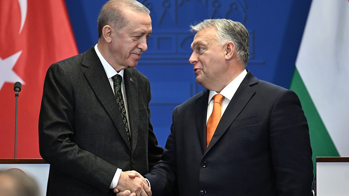 Erdoğan (solda) ve Orban, 18 Aralık 2023 Pazartesi günü Budapeşte'deki Karmelit Manastırı'nda yaptıkları ortak açıklamanın ardından el sıkışıyor.