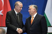Erdoğan (solda) ve Orban, 18 Aralık 2023 Pazartesi günü Budapeşte'deki Karmelit Manastırı'nda yaptıkları ortak açıklamanın ardından el sıkışıyor.