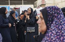 Gazze'de kadınlar hayatını kaybeden yakınlarına ağlıyor, 28 Haziran 2024