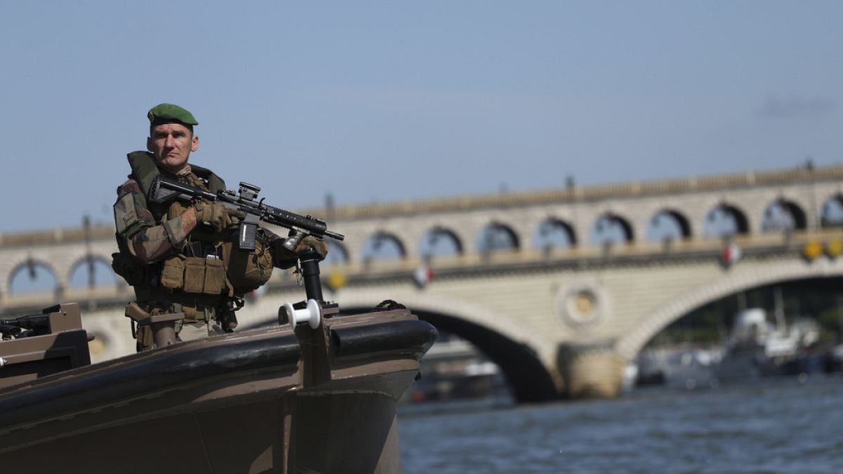 Un soldat français en faction sur les quais de Seine.