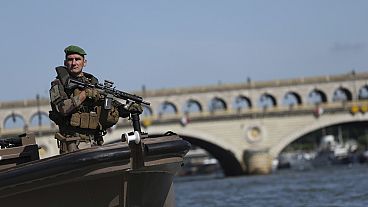 Un soldat français en faction sur les quais de Seine.