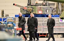 بازدید صدراعظم و وزیر دفاع آلمان از تجهیزات نظامی این کشور (آرشیوی)