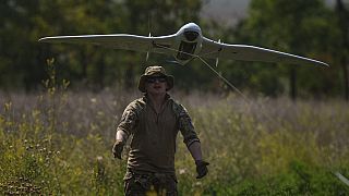  جندي أوكراني من وحدة الاستطلاع ”أوتشي“ يطلق طائرة بدون طيار من طراز ”فوريا“ للتحليق فوق المواقع الروسية على خط المواجهة في منطقة دونيتسك، أوكرانيا   (30 يونيو 2024) 