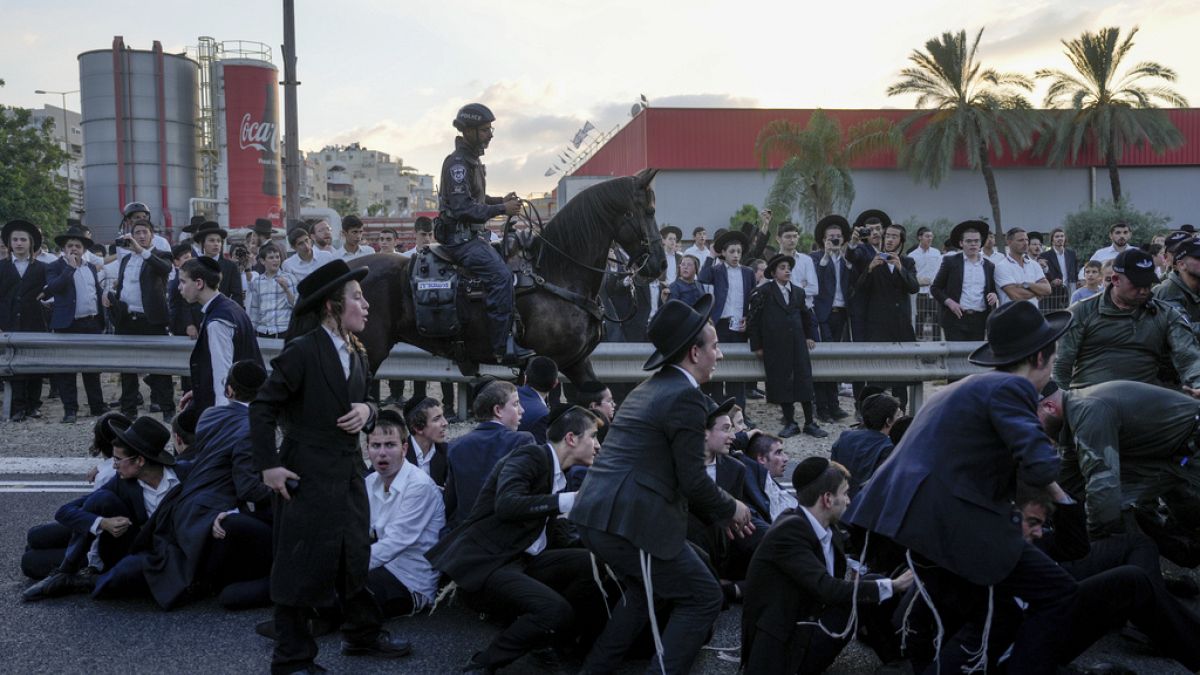 Ultra-Ortodoks erkekleri askere almaya yönelik geçmiş girişimler, Haredi toplumunda kitlesel protestoları tetikledi.