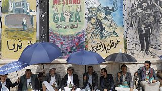 أنصار الحوثي يحضرون لمظاهرة مناهضة للولايات المتحدة في صنعاء، اليمن، الجمعة 12 يوليو، 2024. 
