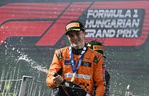 A győztes Oscar Piastri, a McLaren ausztrál versenyzője ünnepel a dobogón