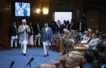 رئيس الوزراء النيبالي خادجا براساد أولي يصل ليطلب التصويت على الثقة في البرلمان في كاتماندو، نيبال، الأحد، 21 يوليو، 2024. 