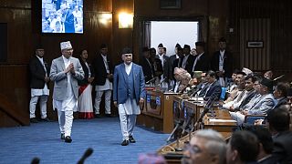 رئيس الوزراء النيبالي خادجا براساد أولي يصل ليطلب التصويت على الثقة في البرلمان في كاتماندو، نيبال، الأحد، 21 يوليو، 2024. 