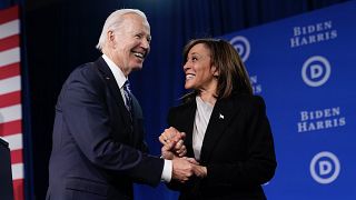 Biden, 3 Şubat 2023 Cuma günü Philadelphia'da düzenlenen Demokratik Ulusal Komite Kış Toplantısı'nda yaptığı konuşmanın ardından Harris ile konuşurken görüntüleniyor
