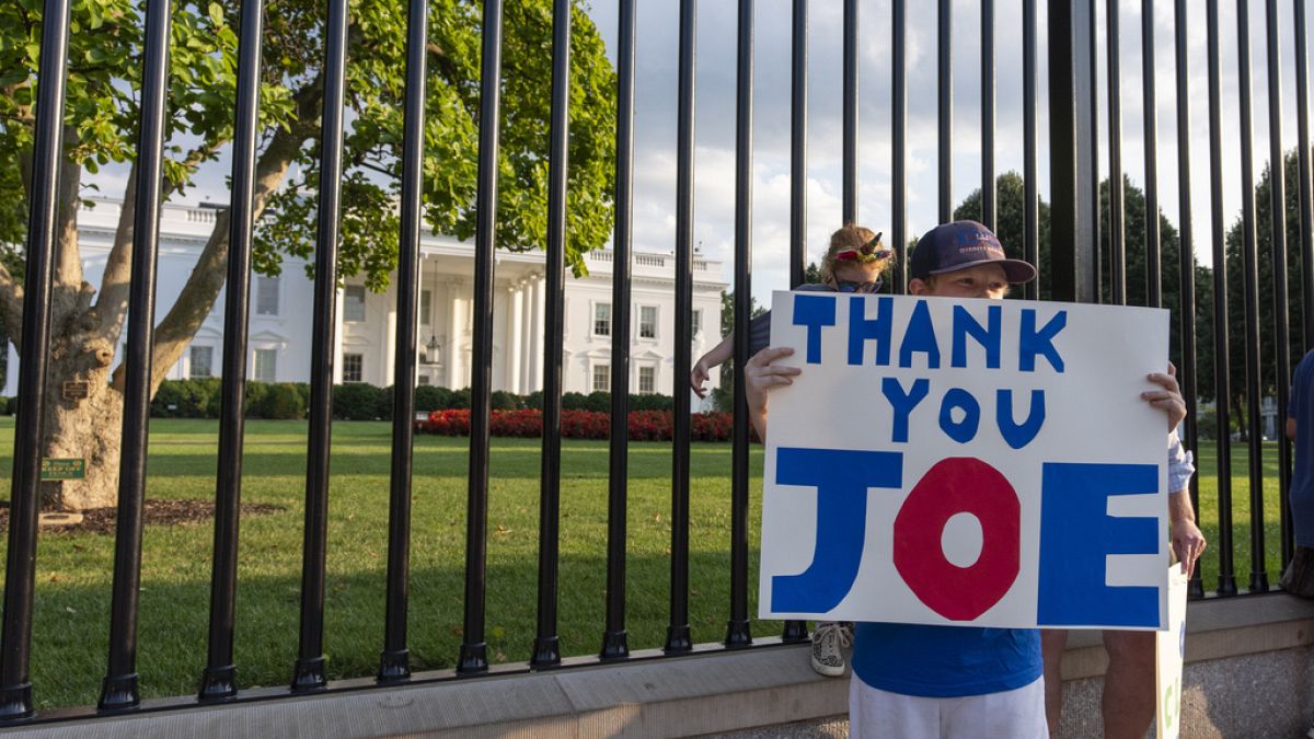 Der 10-jährige Hugh Kiewe aus Washington hält am Sonntag, 21. Juli, ein Plakat vor dem Weißen Haus. Darauf steht "Danke, Joe". 